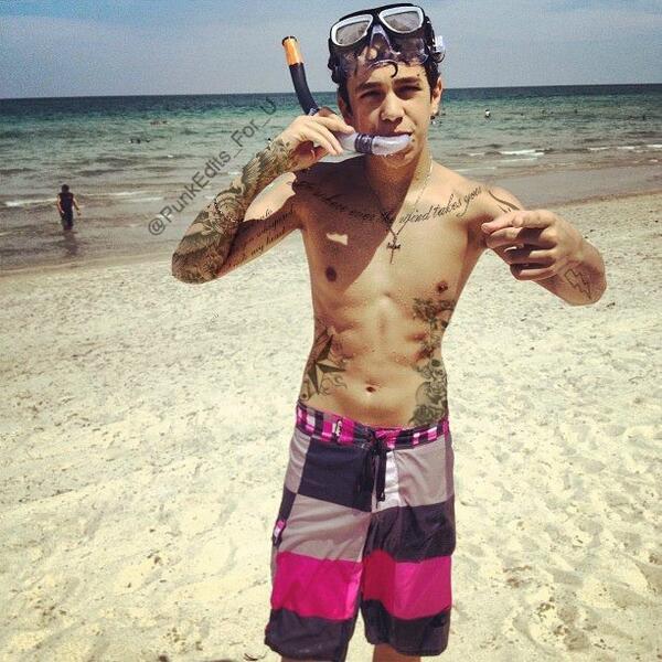 BodyModMofos's tweet photo. AUSTIN MAHONE PUNK EDIT. OMG @PumpkinQueen98 http://t.co/wmON17VB1K