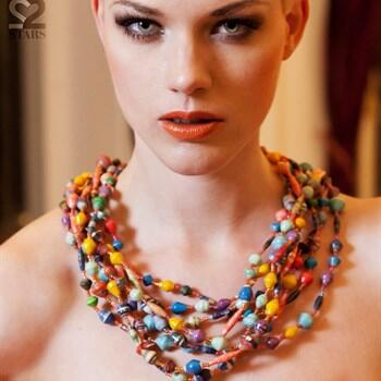 Pareltjes van papier deze sieraden van 22STARS gemaakt door Oegandese vrouwen. madeby.nl/22stars/cadeaus