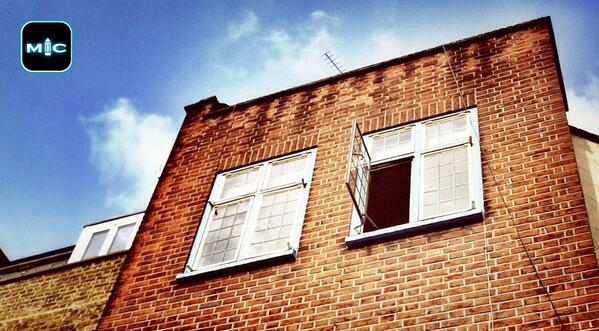 microrelatos's tweet photo. La ventana. ... A veces imagino que salta. http://t.co/nAdbMXlYay http://t.co/iItVUSVEs6
