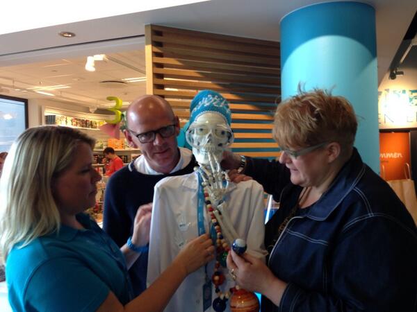 vitensor's tweet image. Engasjerte vitensenterpolitikere samtaler med knokkelknut