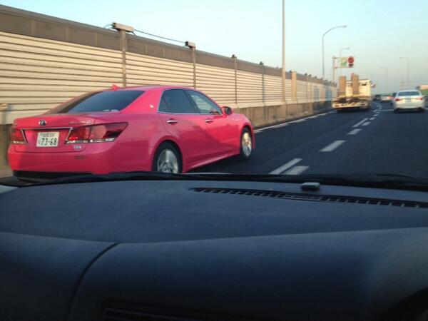 ADON3776's tweet photo. 買ってくださいw RT @hiroyuki1956: ピンクのクラウン！ 実際走っているんだ。 http://t.co/jdOJyZfxpL