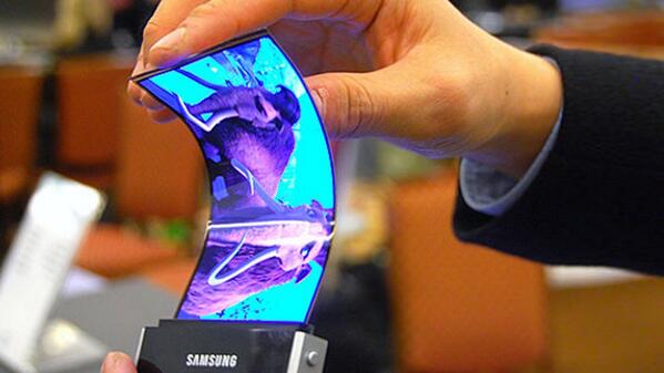 TechPornn's tweet photo. Bendable Samsung phone screen! http://t.co/eAeiDZO5jO