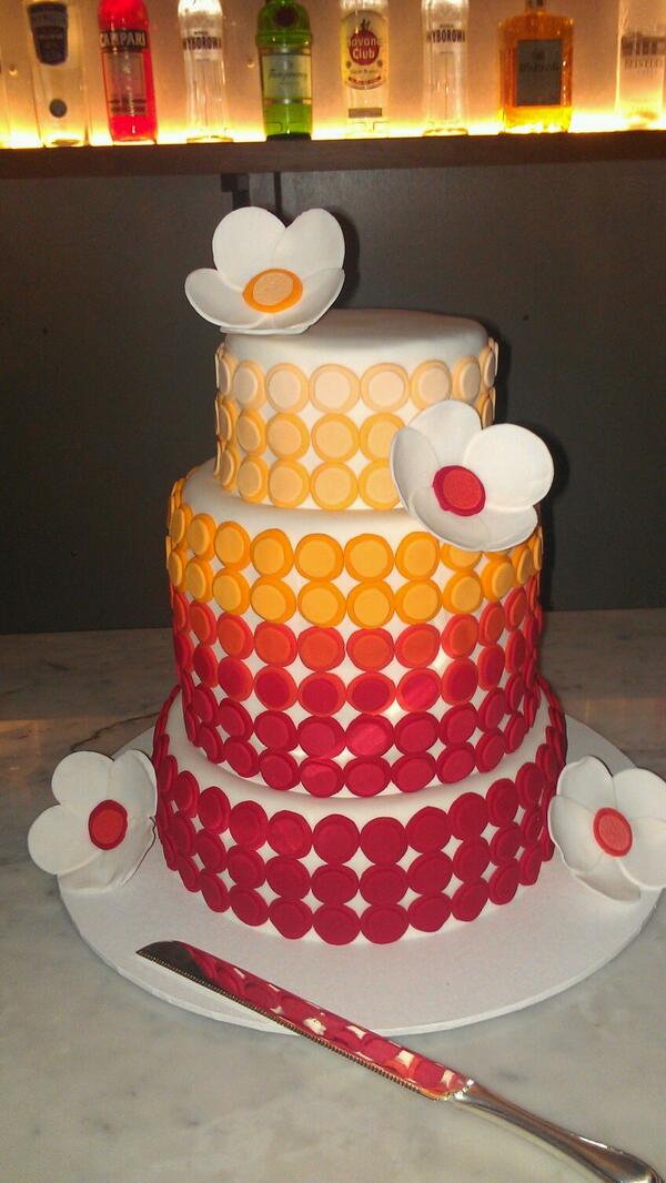 Modern Wedding Cake held <a href="/MamaBaba_DalySt/">Mama Baba</a> over weekend #brandnewbray <a href="/mycakedeco/">Cake Decorating</a> <a href="/CakeBossBaking/">Cake Boss Baking</a> #weddingcakes