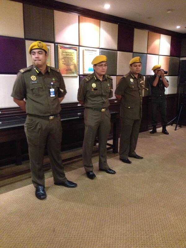 QilaRela's tweet photo. TKPO dan barisan pengarah di perhimpunan pagi... http://t.co/nJn0oJP6X9