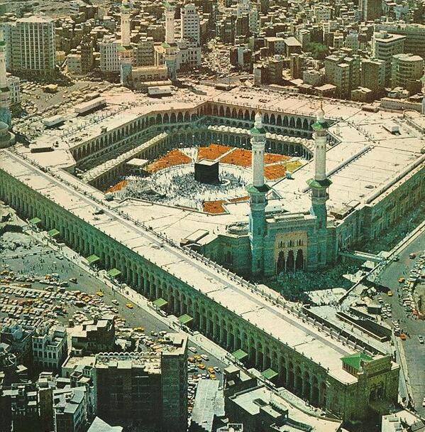 AlwatanNews24's tweet photo. #صورة قديمة للحرم المكي الشريف حيث كانت الشوارع ملاصقة له تماماً من كل جانب .

#مكة_المكرمة  #غرد_بصورة 

- http://t.co/llOOkLIggx