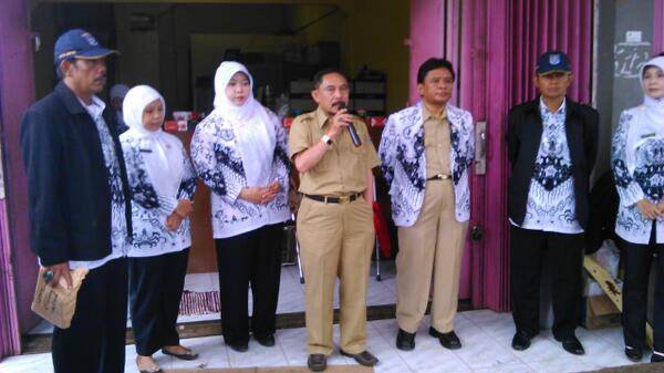 UseSupriadi's tweet photo. @Nur_Mahmudi @herrypansila kpl Upt,kasubag,pgri kota,pngaws,k3s dan kepsek mnyerhkan bantuan tmbahan ke kec.pemanukan http://t.co/BUXc8yi4UT