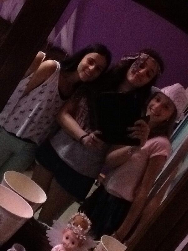 sofiguelfi's tweet photo. Que dioxuss @beluteixidor @CamiBarile #juli http://t.co/oVfFN1Xjrs