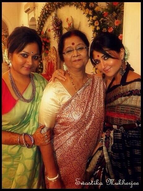 дочь индии. чакор. дочь адвокат индия. мама индия. индийская мама с ребенком.