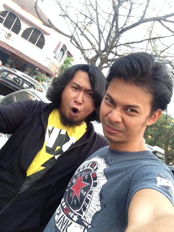 seanrazak's tweet image. Selfie twime dgn @randirahman semalam, sebelum kecewa dgn Royal Rumble. #teamCMPunk #SelamatHariRaya