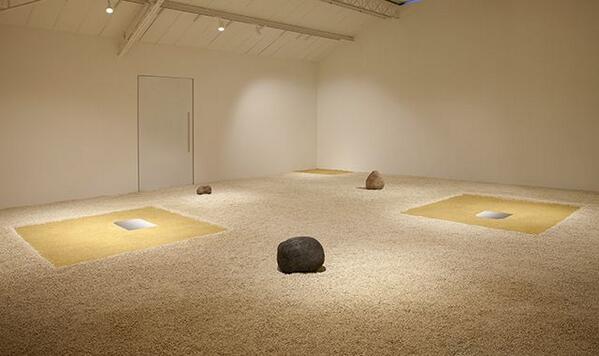 ARTINFO_KR's tweet photo. 이우환, 파리 갤러리 @kamelmennour개인전이어 올 6월 베르사유궁 진출 http://t.co/706pVMGrPz #LeeUFan http://t.co/93F7GzL9or