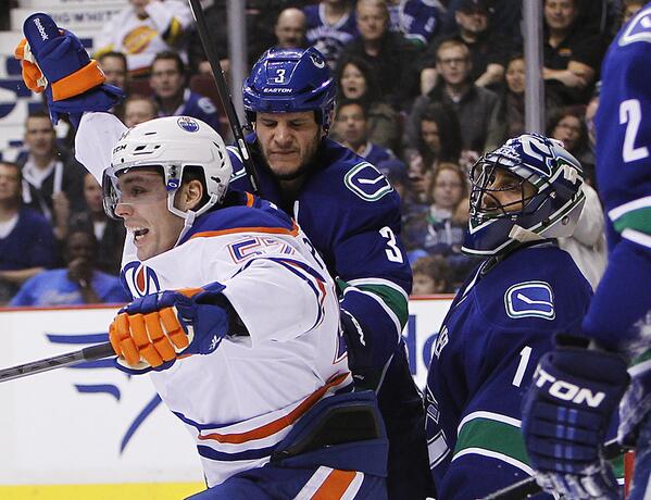 EdmontonOilers's tweet image. #OILERS WIN! @DP_57 with the hat-trick in a 4-2 win over the #Canucks | READ &amp;gt; ow.ly/t0YWc |