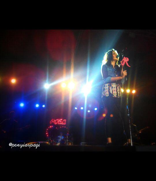 raisa6690's tweet photo. banyak banget ya series fotonya, terimakasih yaaa RT @PenyiarPagi: #15 #RaisaConcert @raisa6690 http://t.co/gs5bqw7jWH