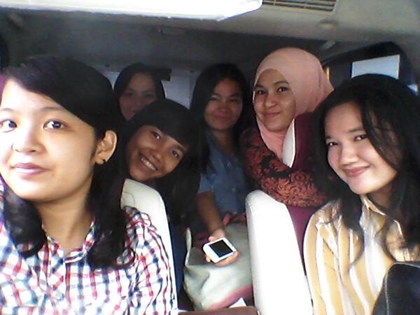 novadinatari's tweet photo. Dalam kendaraan with @astrianistgkr @christineNbatu @elisa_sdbtr @Evvmaria @RisciaSitorus @vivimarbun http://t.co/cA7SEFKDUw