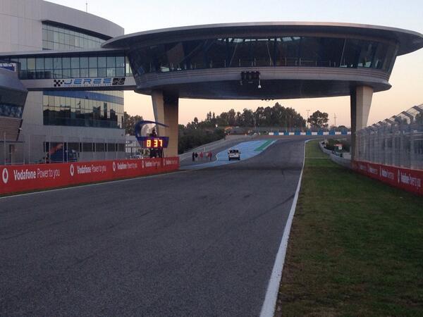 ScuderiaFerrari's tweet photo. ¡Buenos días desde Jerez! Sol, pero hace frío... ¡8 grados! 15 minutos para los primeros entrenamientos del #F14T! http://t.co/yKMjqelFx6