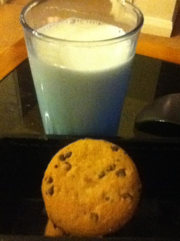 JaidenSamuelsHU's tweet photo. Not the healthiest breakfast option, milk and gooey chocolate cookies 😋👍🍪🍪🍼 http://t.co/b7SsxFbS9A