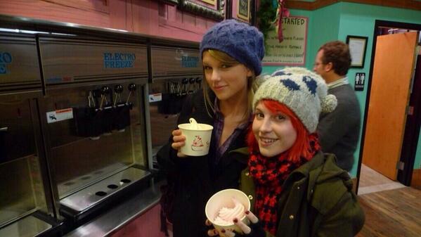 MarziaBSP's tweet photo. Haylor Getting FroYo http://t.co/zgwbJzp8Hp