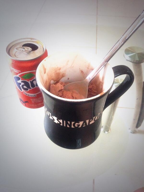 bellaofficial13's tweet photo. Blue bunny chocolate fudge and fanta.. Mmmm😋 http://t.co/UNRGJllQXf