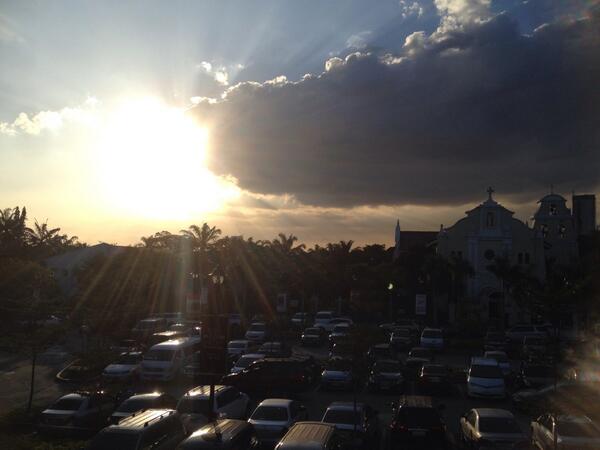 mariaggrippo's tweet photo. Beautiful sunset in Salcedo Village Manila : ) #nofilter #datview http://t.co/eYLlzF7oqB