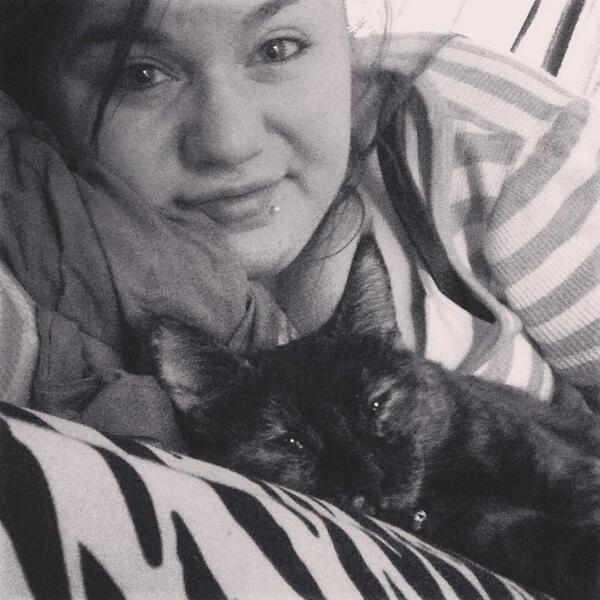 Smiti_gurl's tweet photo. #iLove when my girl cuddles http://t.co/7MrygAXFAv