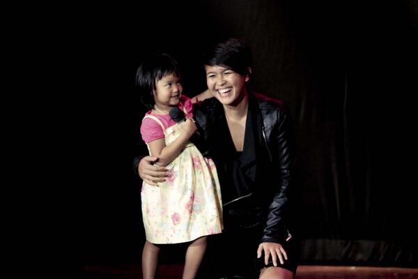 conecamera's tweet photo. bahagia bener ya mama @meiraa_ #illucinati #GKJ25Jan @ernestprakasa photo by @dee_anggraini http://t.co/XPspLTZi3B