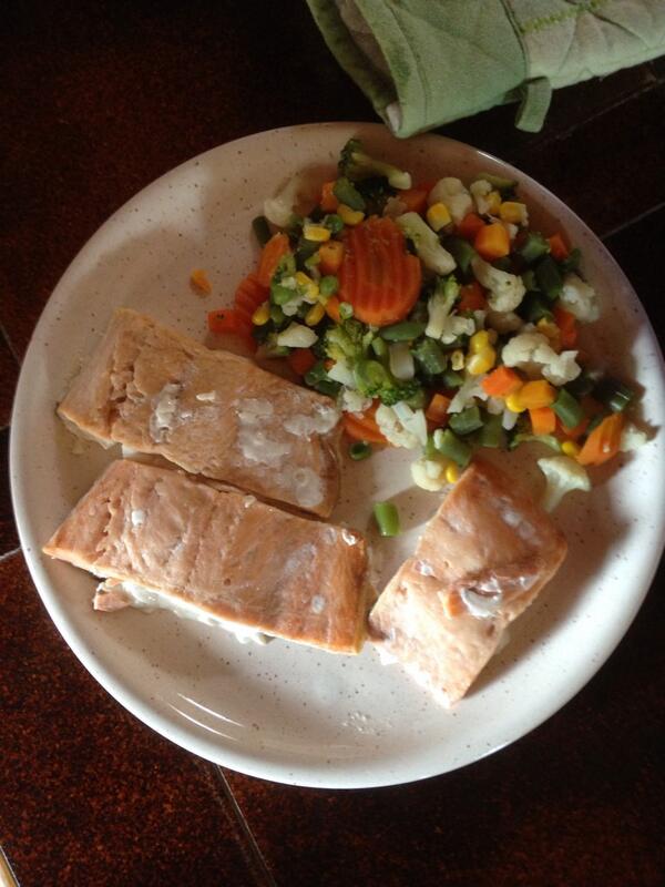 jacquesfagan's tweet photo. @Kitsirk my salmon and veggies njum njum love u http://t.co/D7S6nDspoT