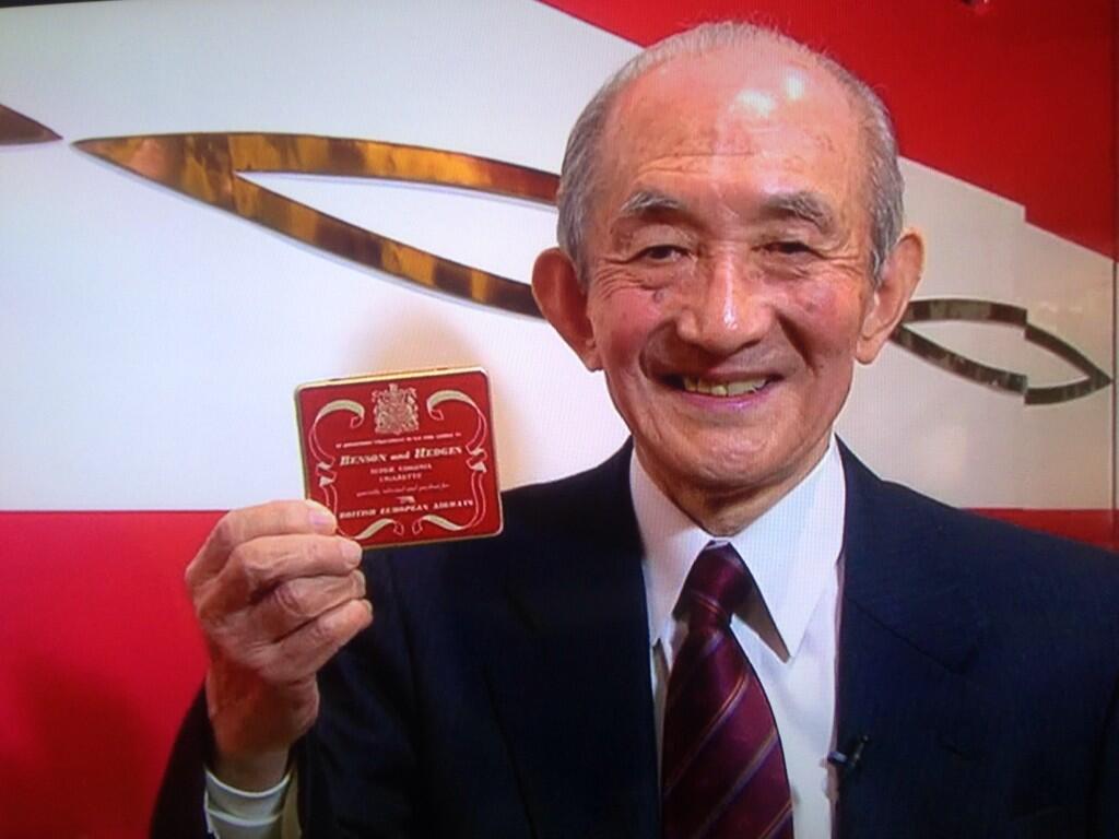 ボン タン 元 営団車両部長里田氏が 丸ノ内線300形の赤いボディのモチーフとなったベンソン ヘッジスのタバコケースを掲げる Http T Co Abu3b2g7ex ボン タン 元 営団車両部長里田氏が 丸ノ内線300形の赤いボディのモチーフとなったベンソン ヘッジスのタバコケースを掲げる Http T Co Abu3b2g7ex