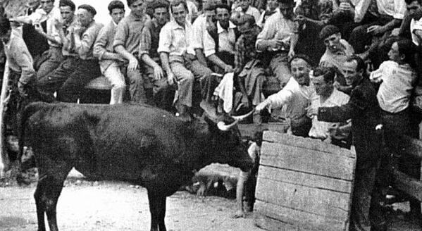 estimazocuevas's tweet photo. El "incierre" de mi pueblo. Foto de los años 50 en Autol. Autor: Luis Baroja. http://t.co/AiB6Jp5fFC" via @CorrerToros