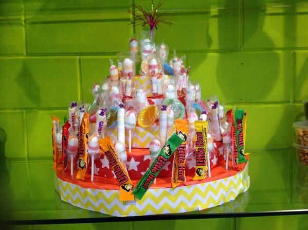 Lets Candy's favorite, een lekkere supergrote snoeptaart.