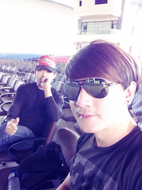 EMWKang's tweet photo. While waiting ^^ http://t.co/9iMp4Sqk3w