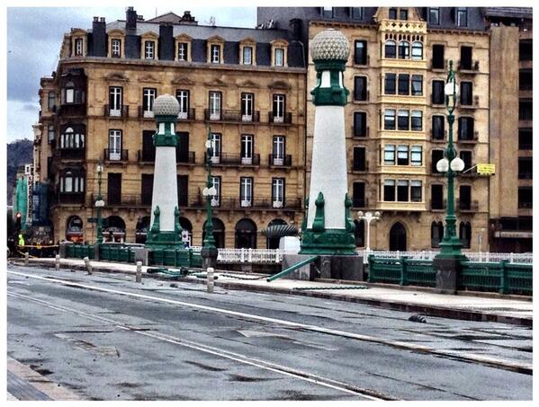RadioSnSn's tweet photo. Una ola se lleva parte de la barandilla del puente del Kursaal http://t.co/RTqiMQ9pzm
