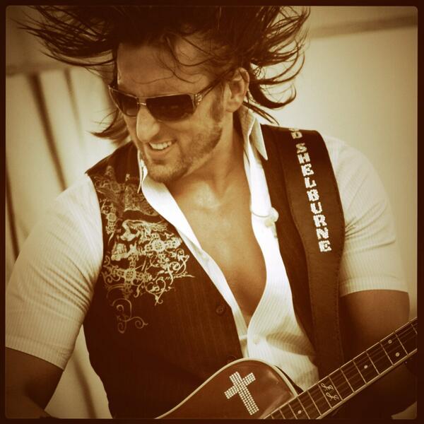 JDSHELBURNE's tweet photo. JDShelburne live at @HorseshoeSI this weekend! #envystagebar @robdangelodrums @telespanker #hankrose http://t.co/V6g5HVXUq6