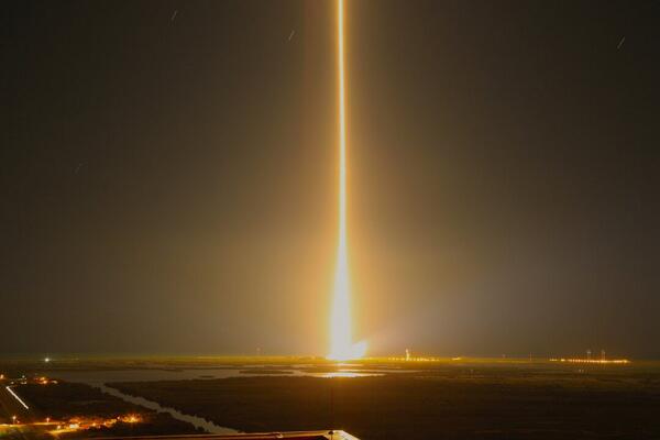 LMJB's tweet photo. #NASASocial This-โ>โ@NASAKennedy: #LaunchPic 3 of #TDRS-L by @Pandersonpllc. RT if u want this pic to be next cover: http://t.co/90oyqS7m3iโ