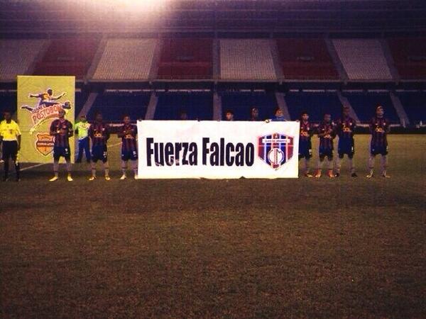 FALCAO's tweet photo. Muestras de cariño q me dan energía para afrontar día a día mi rehabilitación! Gracias! @ClubUnionMagsa http://t.co/rVGVBvGrmW