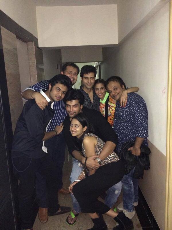 ShilpaAsFC's tweet photo. Shilpa with friends! @KushalT2803 @sargun_mehta :) @Kushal_TandonFC http://t.co/C6CKbSUC6B
