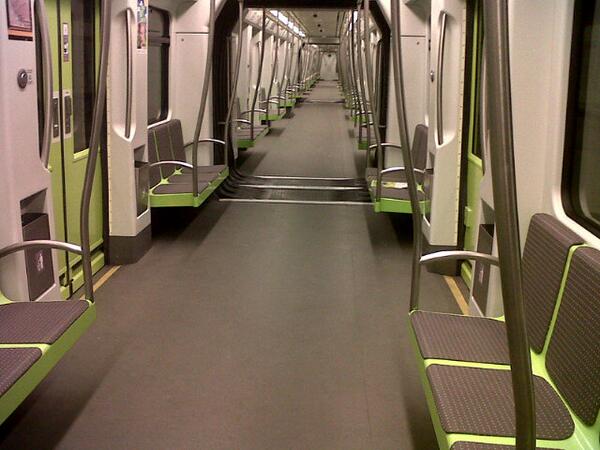 maria_osti's tweet photo. Las reinas del metro @ritacastro16 jajajajajja http://t.co/DWa77DjOQJ