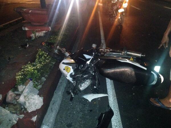 GMA Integrated News (@gmanews) on Twitter photo Wasak ang motorsiklo nang mahagip ang isang pedicab at sumalpok sa center island sa NB Roxas Blvd. | <a href="/VargasMannysen/">Manny Vargas</a> Wasak ang motorsiklo nang mahagip ang isang pedicab at sumalpok sa center island sa NB Roxas Blvd. | <a href="/VargasMannysen/">Manny Vargas</a>