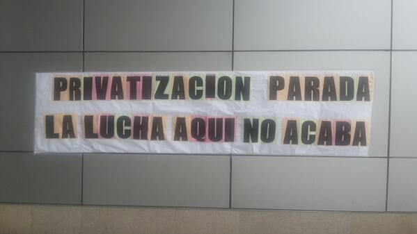 Declaración de intenciones: l #sanidadpublica es (un bien, una responsabilidad) de todos. En una pared <a href="/Hosp_Henares/">Hospital Henares</a>