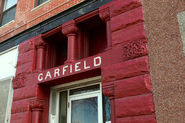 chicagopatterns's tweet image. Romanesque entryway of engaged columns on a modest building at State St and Garfield Blvd in Washington Park:
