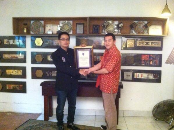 RHRWorldRecords's tweet photo. Legendary chrisye dekade 2002-2003 to supporting team planet design indonesia cc @olegscbtr http://t.co/GsCMhVr7dI