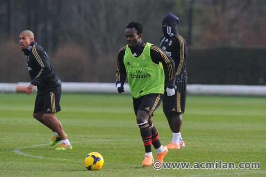 acmilan's tweet photo. .@MichaelEssien on Milanello's training pitch today! #welcomeEssien http://t.co/42h0gTC3bo