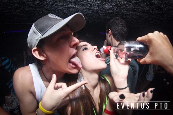 ElFaroPto's tweet photo. En la noche pasan cosas que seguramente las fotos te harán recordar #5toAniversarioDelFarito http://t.co/XZFj7ORYmo