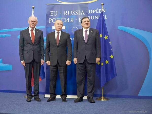 MarioCapato's tweet photo. All the difference lies in the shoulders #EURussia http://t.co/DbYPAHqC4E