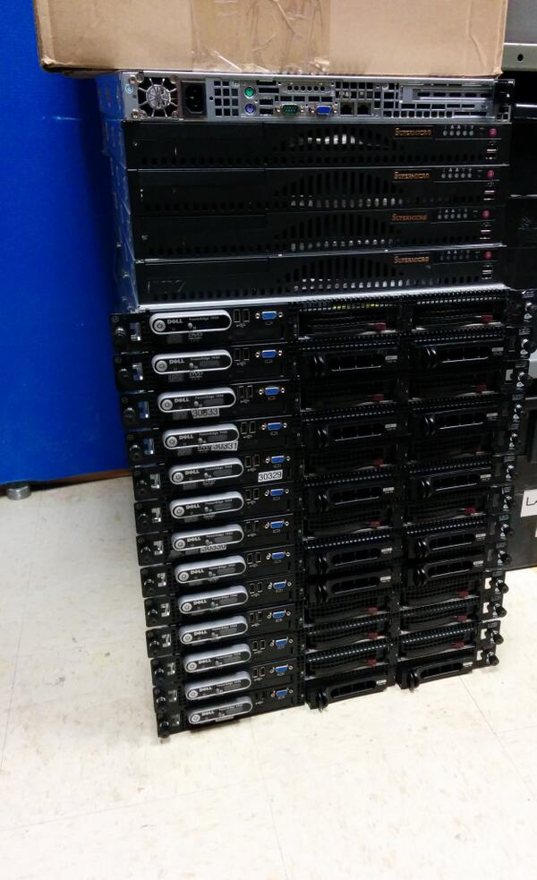 Lan_ETS's tweet image. Merci @iweb pour un don de 26 serveurs au @LanETS ! Thanks iWeb for a donation of 26 servers ! #LanETS #iWeb