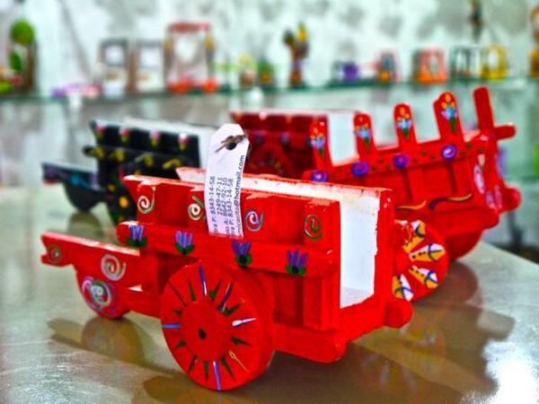 artsnculture_cc's tweet photo. Colorful Costa Rican OxCarts come in all sizes, including miniature. Learn more http://t.co/QHIxYW6PDP #TravelTuesday http://t.co/d7MeWs2Rp9