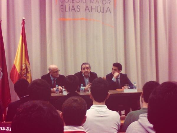 PacoPlaza1's tweet photo. Interesante charla de una interesante persona. Gracias @jpedrerol http://t.co/81gQzijUnl