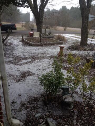 chris_border's tweet photo. It is snowing an sleeting in lula,ga http://t.co/Yz3yzZnh7O