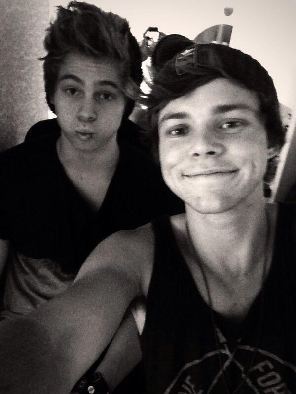 Ashton5SOS's tweet photo. Hi! From Me and Luke ☺️👍 http://t.co/jxSmn4ZHCh
