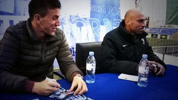 MalagaCF's tweet photo. .@willy_caballero y Camacho han visitado Vélez-Málaga y están firmando autógrafos en el complejo Vivar Téllez http://t.co/HBhvhiSjpl