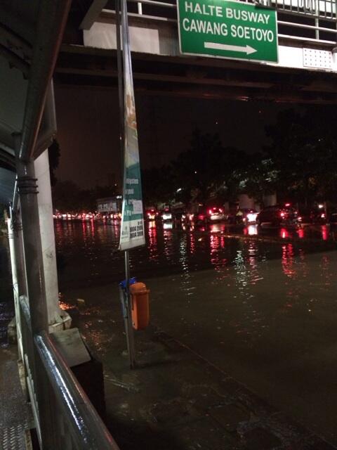 adjisdoaibu's tweet photo. Banjir sepaha di jalur lambat di bawah jembatan halte busway cawang  sutoyo dari arah cawang. http://t.co/oBfOYz0vm3