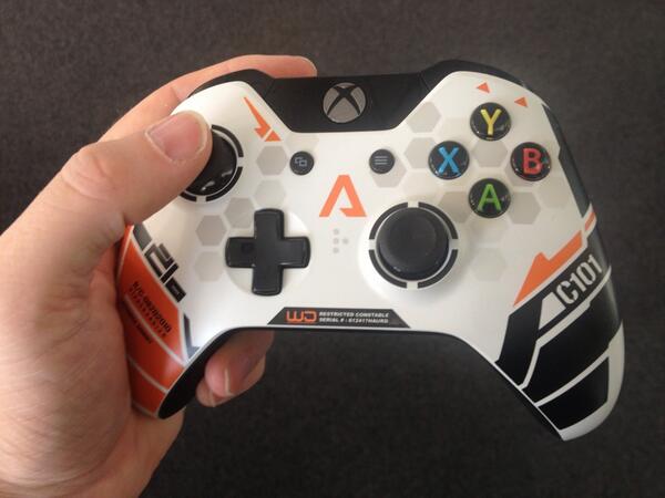 GregKus4's tweet image. Elle est franchement trop belle cette manette! #Titanfall